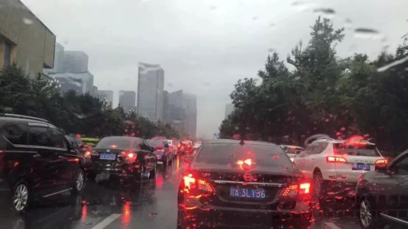 成都暴雨下的驚喜探索，小巷特色小店